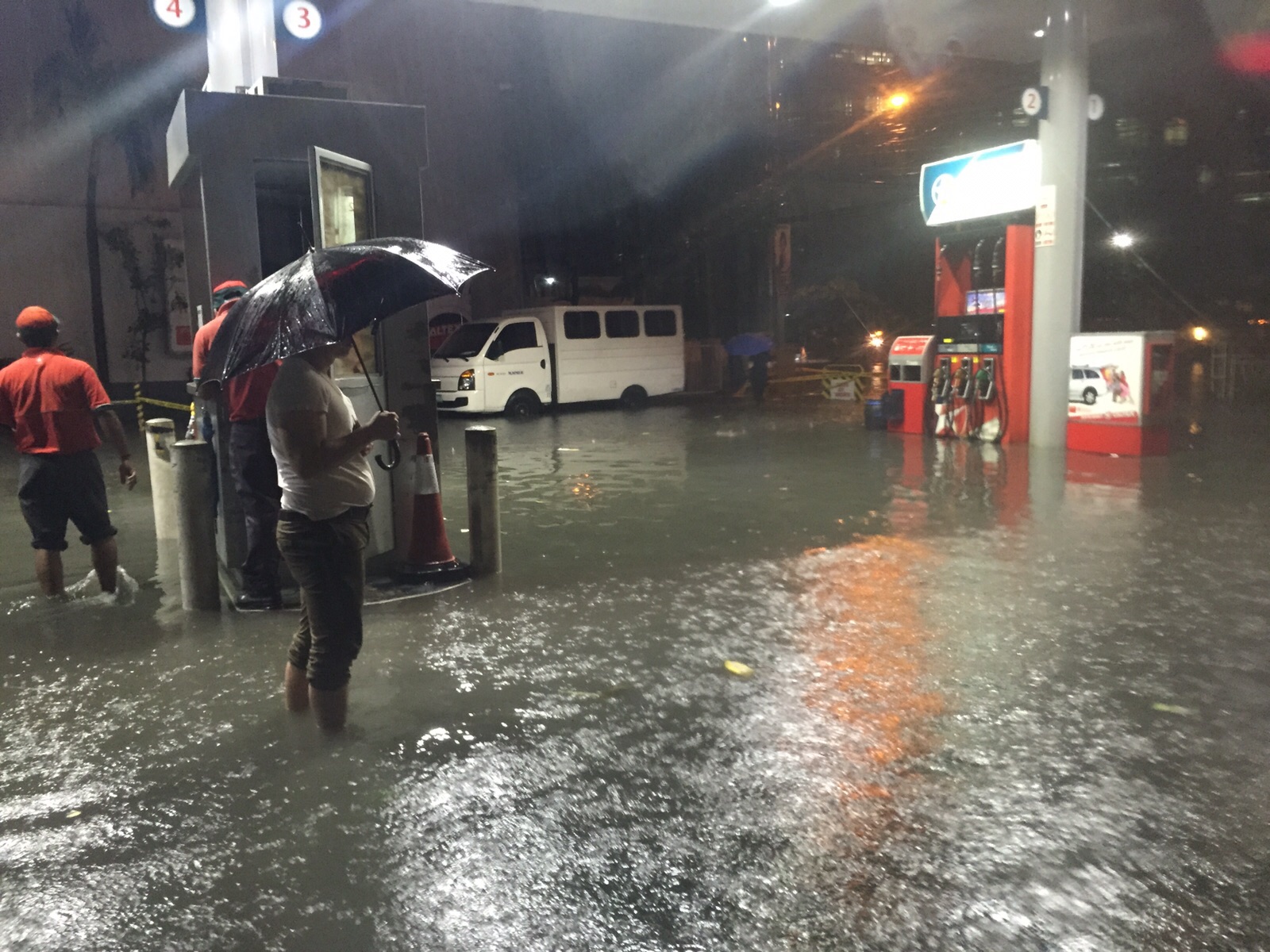 IN PHOTOS: Heavy rains flood parts of Metro Manila | Inquirer News