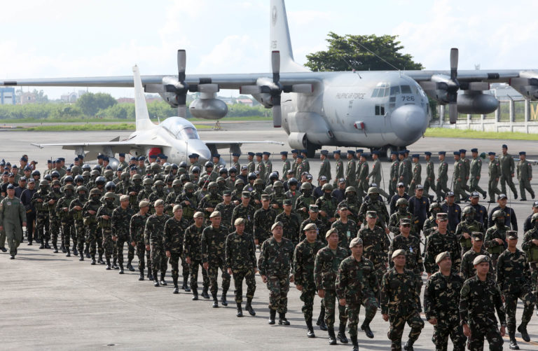 LOOK: Heroes’ welcome for Air Force pilots and crew from Marawi ...