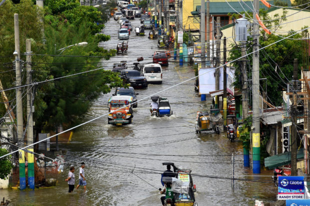 Four people dead after floods; 6,000 families still in Metro evacuation ...