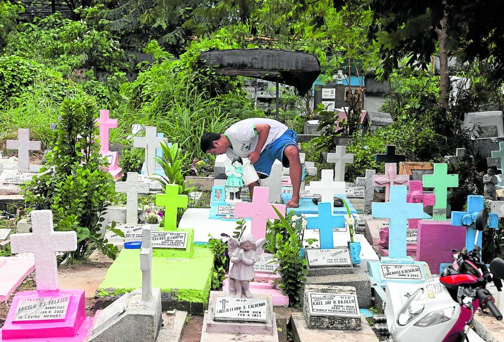 Manila South Cemetery visitors nearly 37,000 as of All Saints’ Day noon