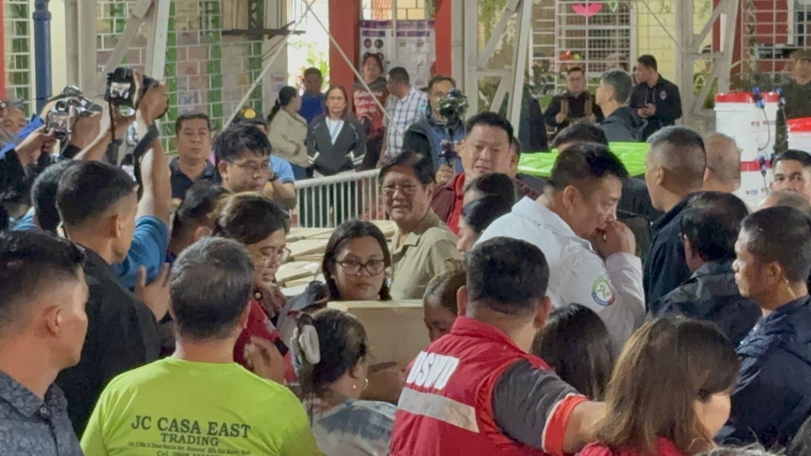 Marcos visits Rizal to check on evacuees after flooding