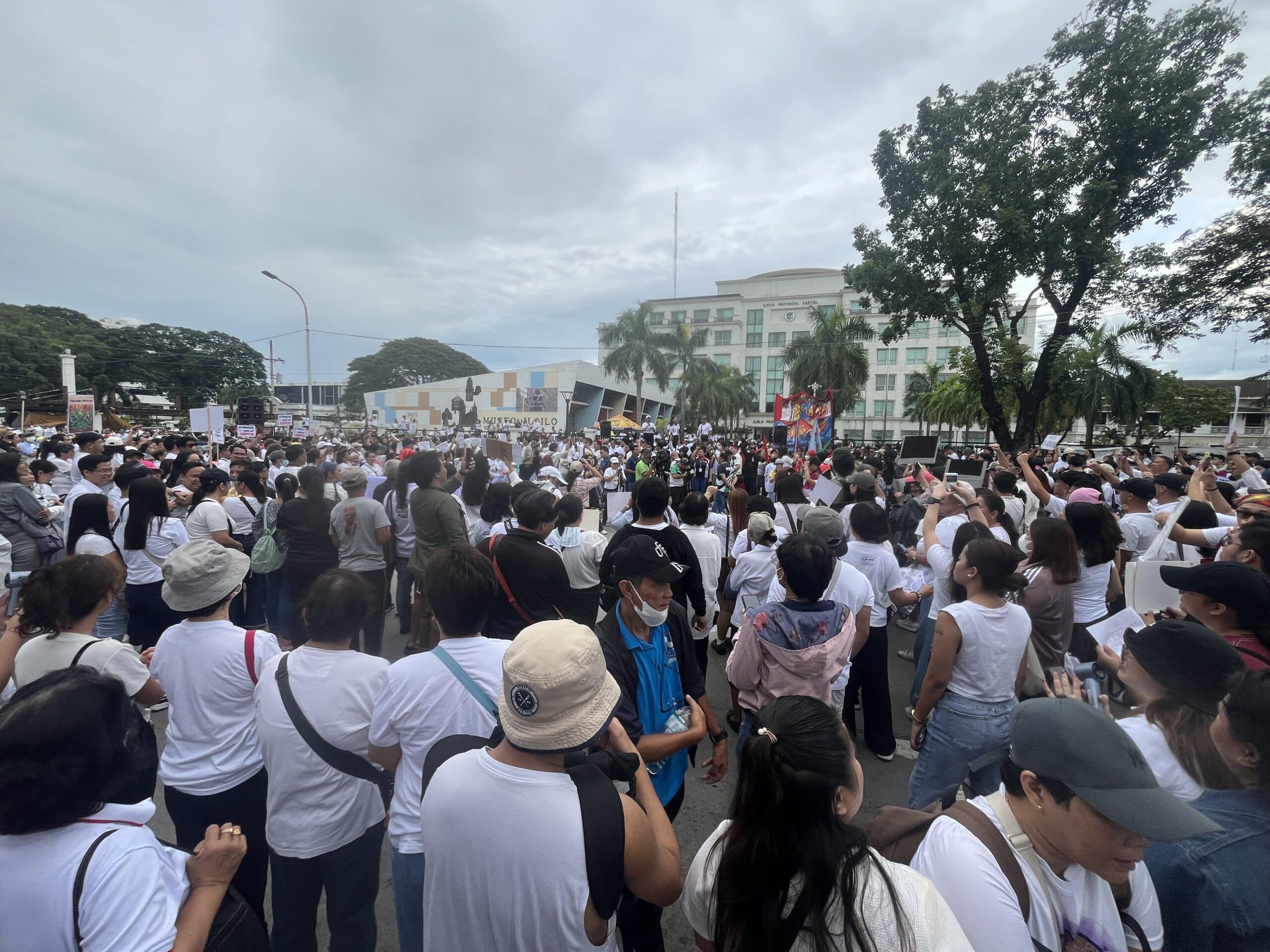 LOOK: 2,000 protesters gather at Iloilo provincial capitol