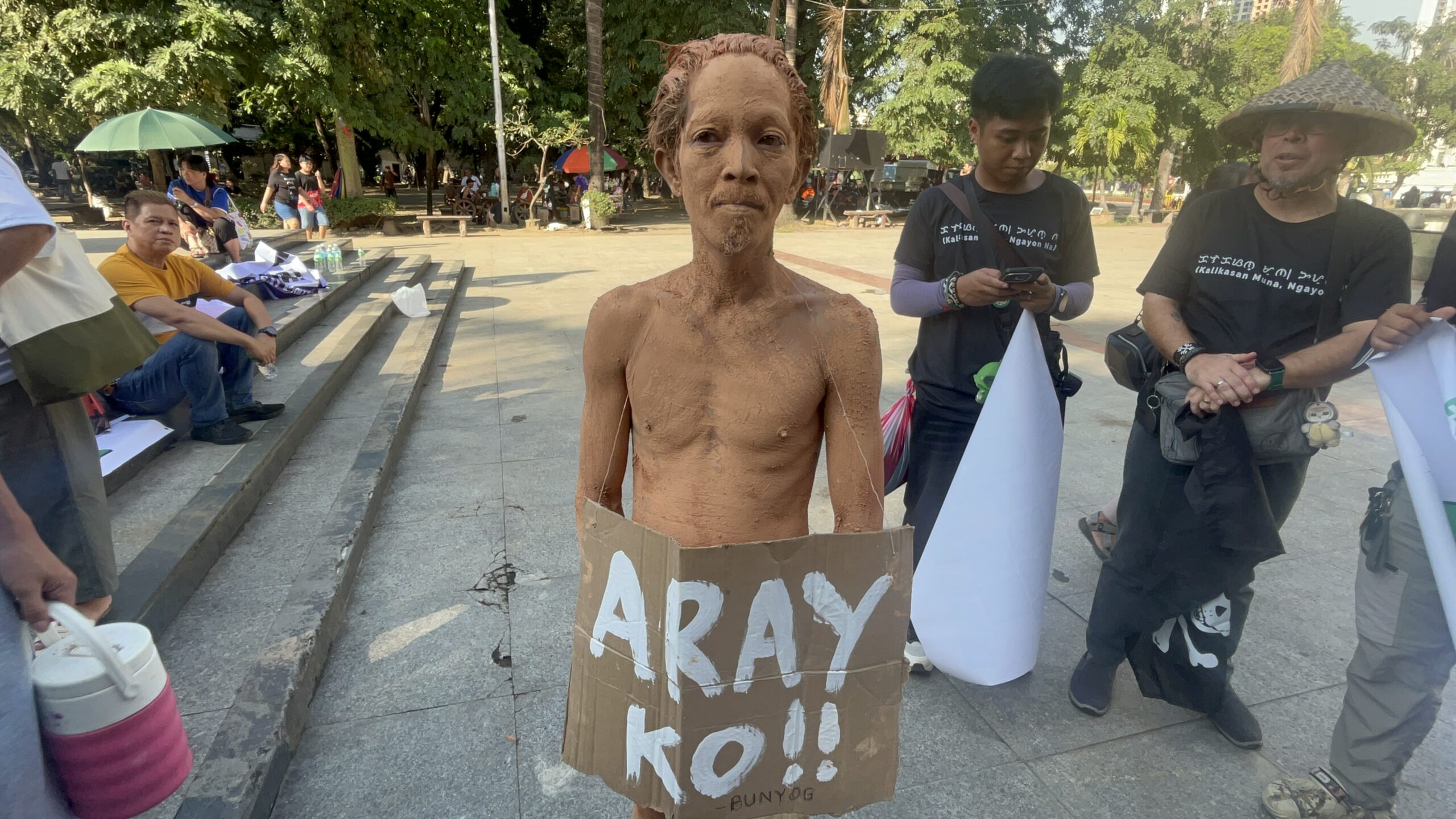 Protester covers self in mud to protest against corruption