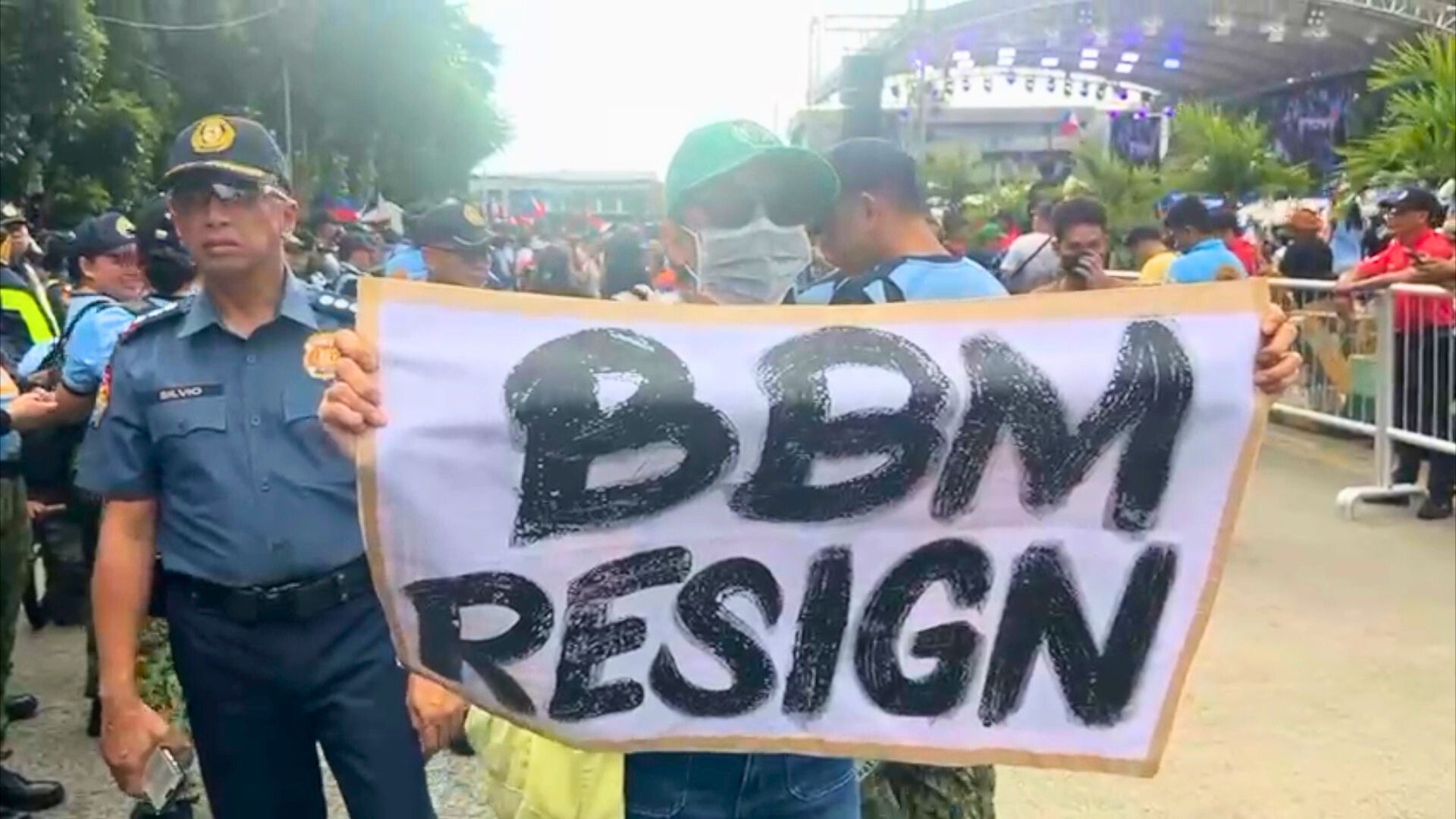 WATCH: QC rallyists call for Marcos to resign over flood control mess