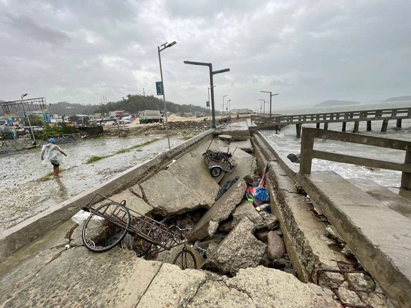 Uwan downs power and communications, displaces over 63,000 in E. Visayas