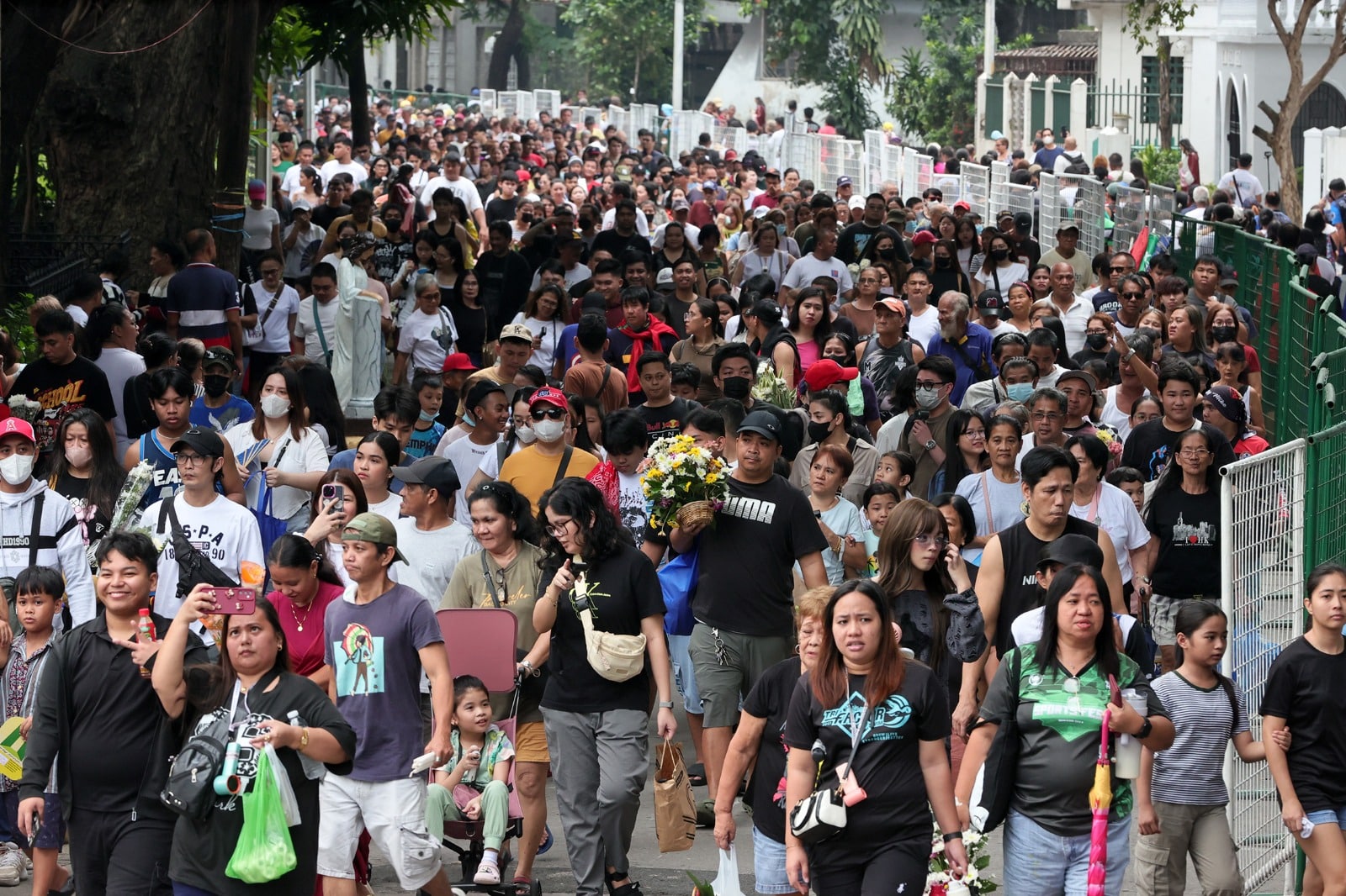 Over 1.3 million visit Manila public cemeteries for Undas