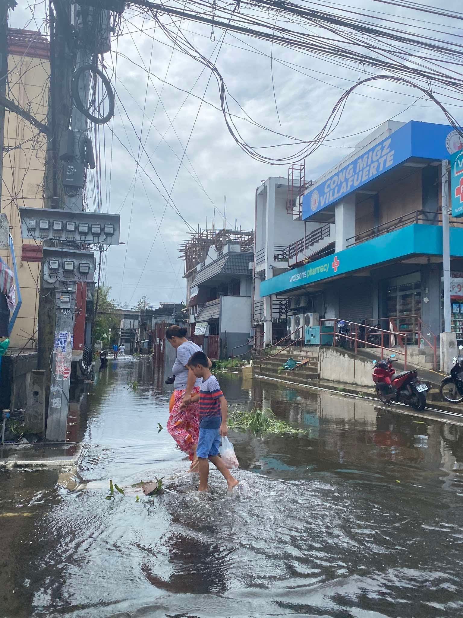 Some Bicol roads still flooded, impassable due to Uwan 