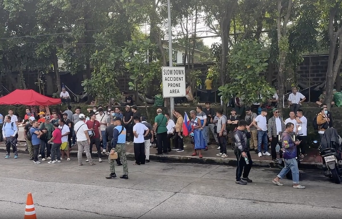 WATCH: UPI rally attendees arrive at EDSA People Power Monument