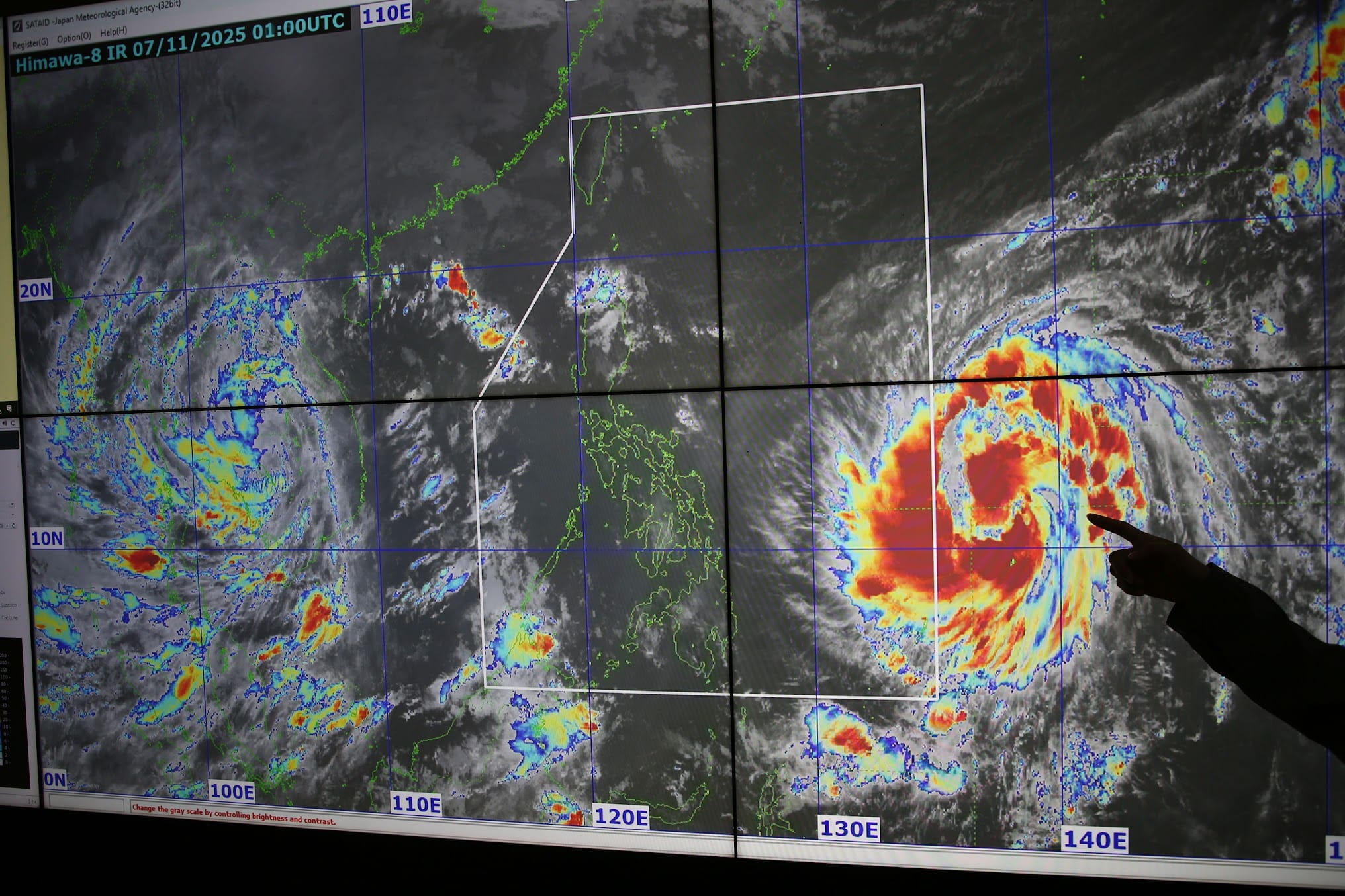 Eye of Typhoon Uwan enters PAR, says Pagasa