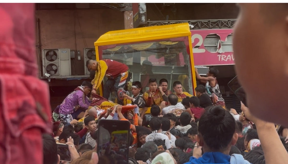 Hijos del Nazareno volunteer collapses while manning andas