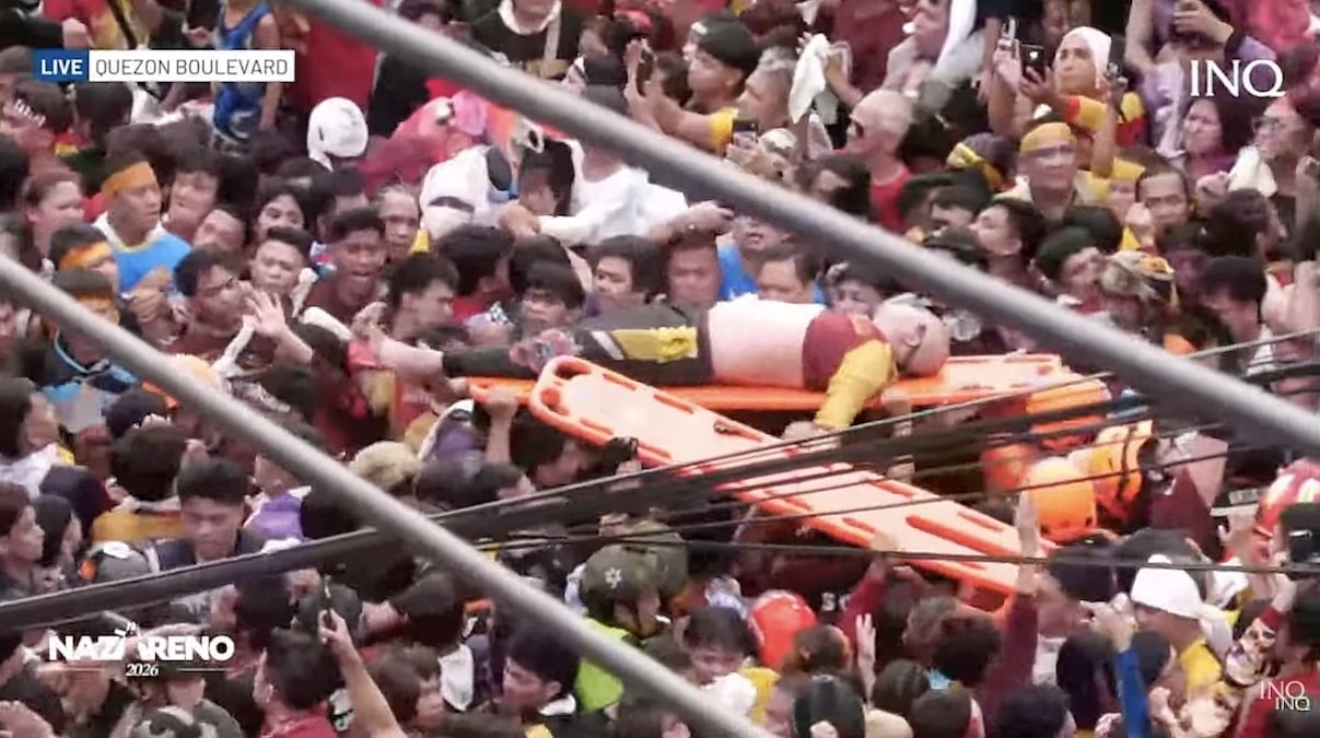 WATCH: Medics carry away Nazareno ‘Hijo’ who passed out on ‘andas’